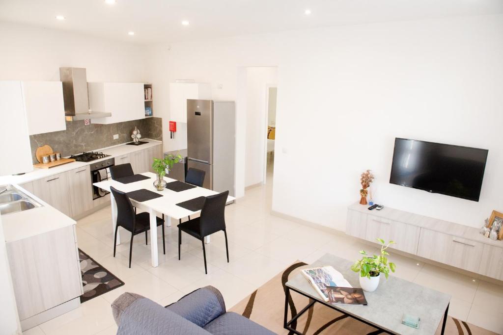 Modern 3BR Apartment with Balcony - Close to Limestone Heritage Park, Siġġiewi