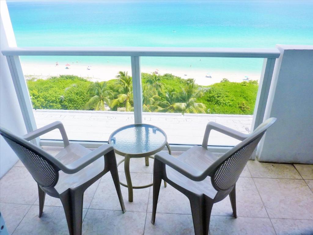 Castle 727 Studio with balcony and Ocean view, Pool, Tennis, Beach Access, Free Parking, Miami Beach