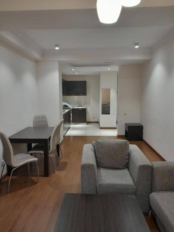 MODERN Apt,Near Opera,CENTRTE,Open Balcony, Ereván