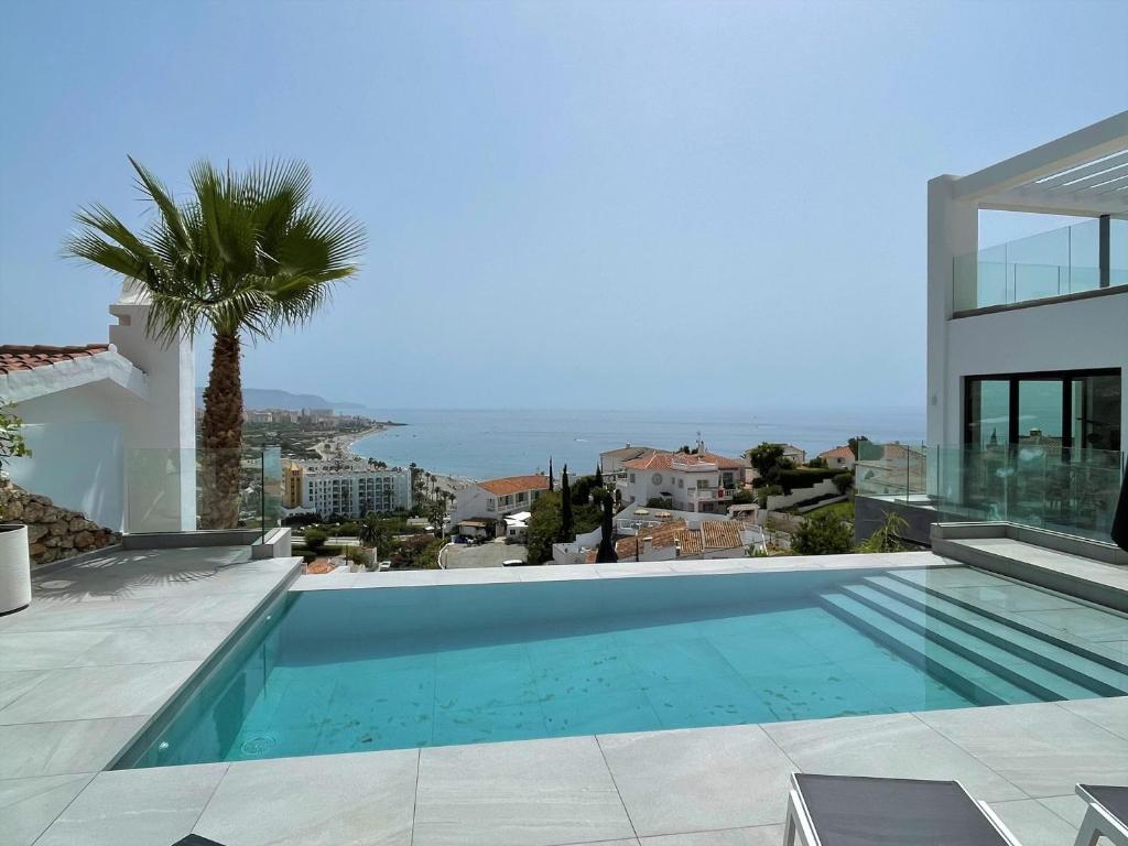 Luxury villa with panoramic views and infinity pool - 4