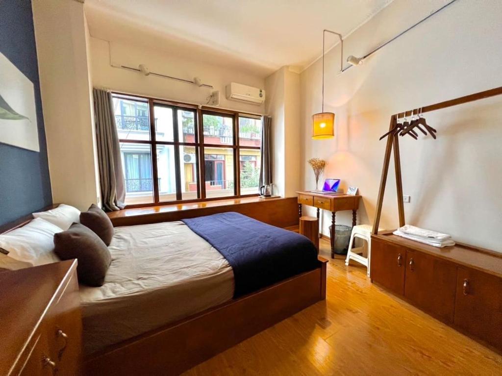 Nice room located right next to the Old Quarter Can phong nhieu anh sang tai ngay gan pho đi bo Ho G