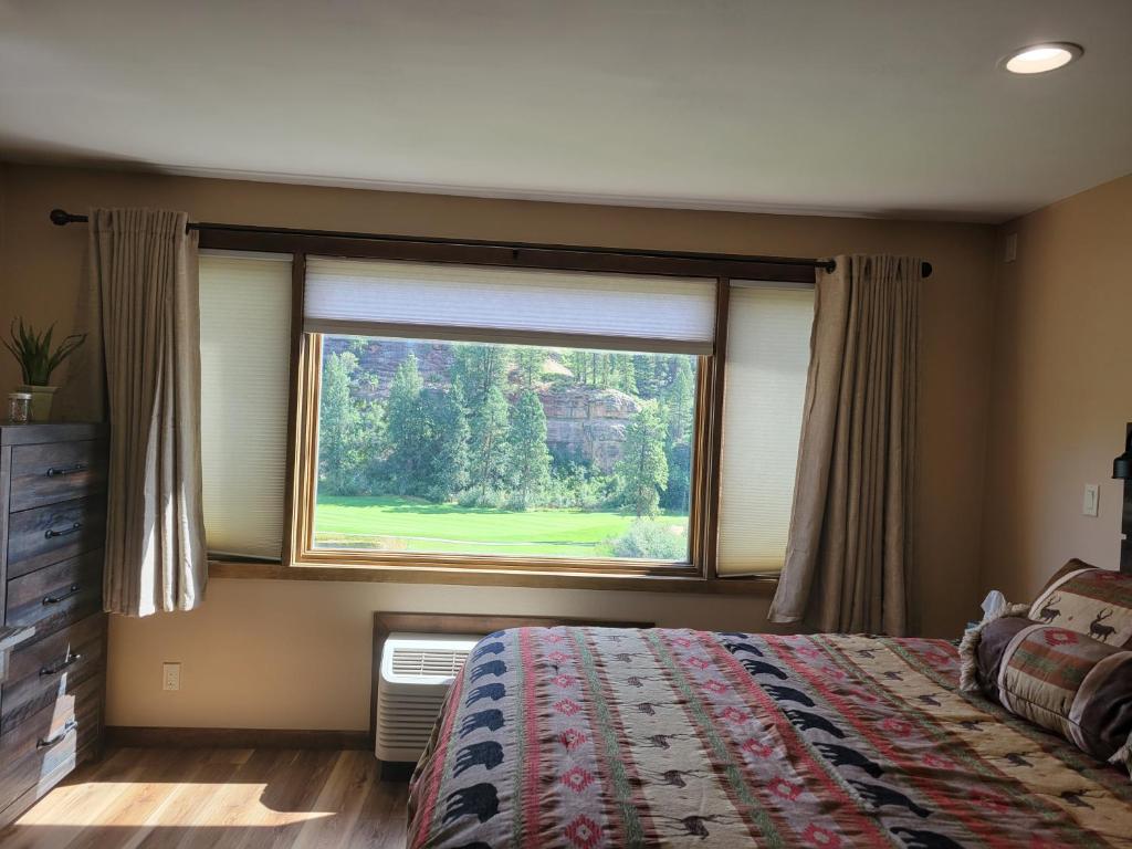 Remodeled Tamarron Lodge unit - Amazing views and 10 miles to Purgatory!, Durango