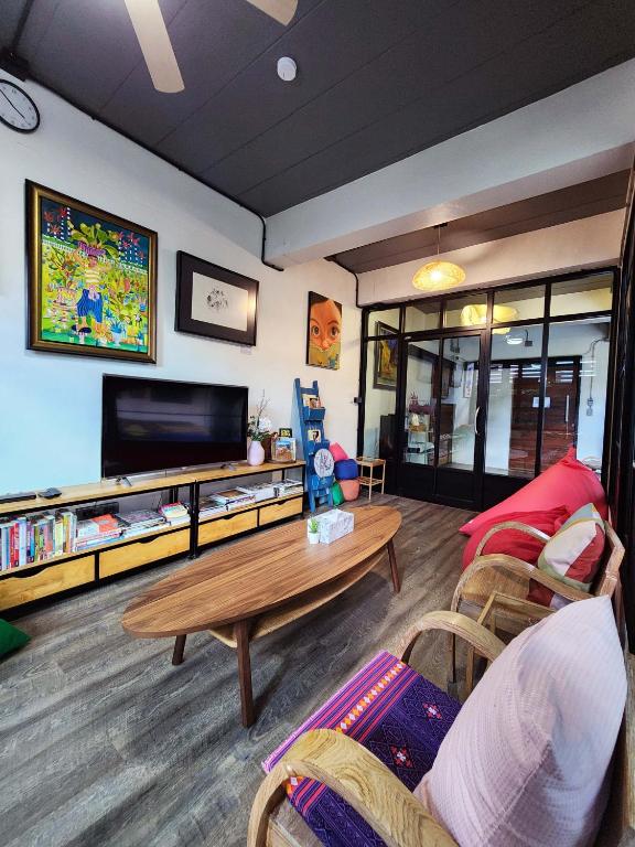 Shared lounge/TV area