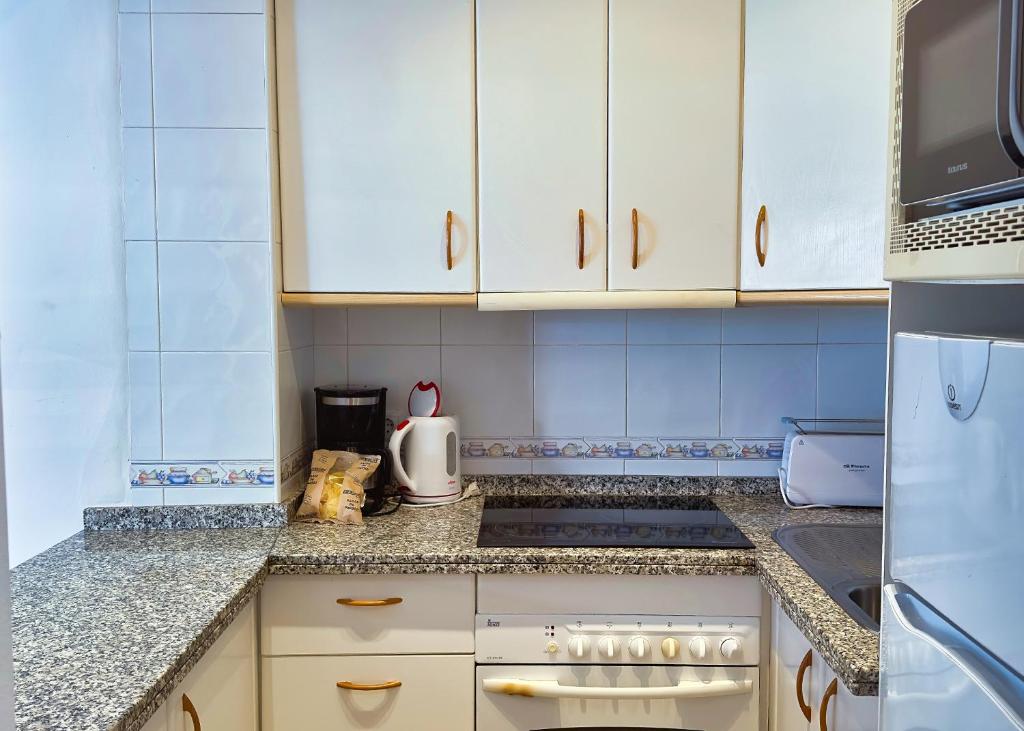 Skol 242 Excellent One Bedroom Apartment with Sea Views - 5