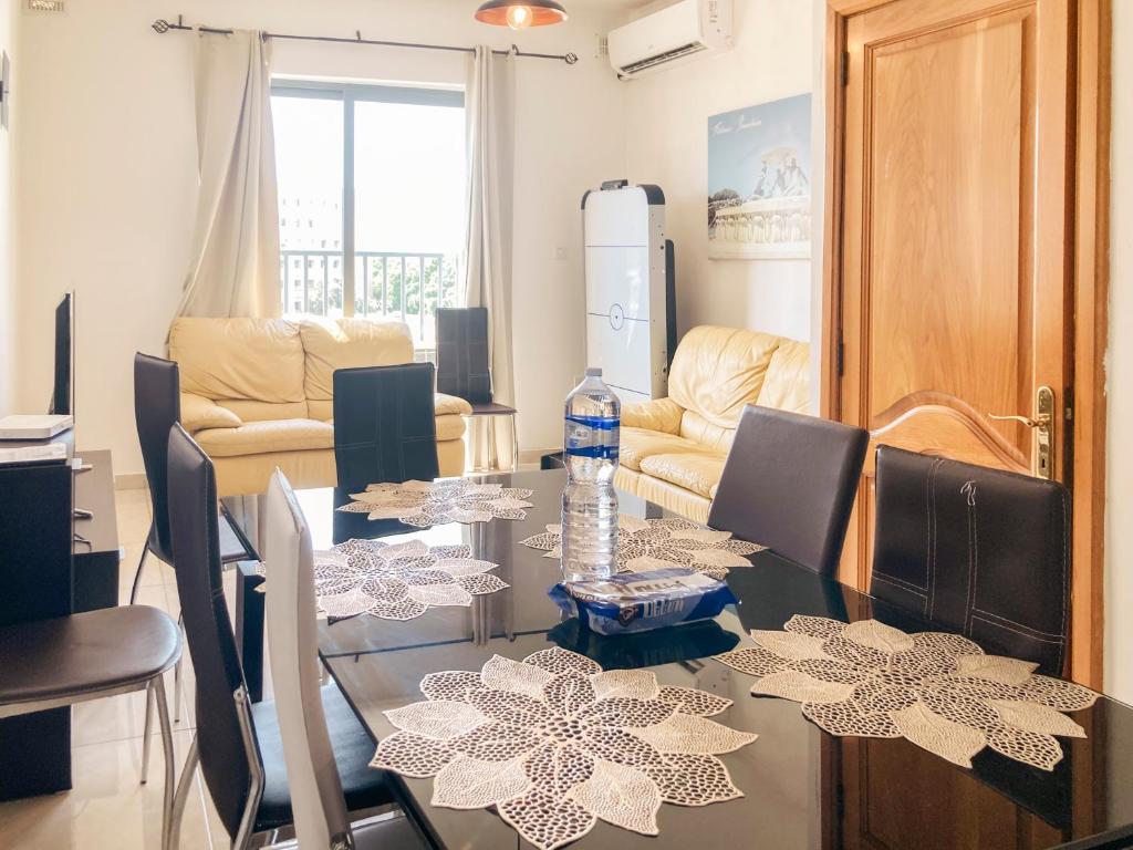 XL Central Home - Sleeps 10 people, Pieta