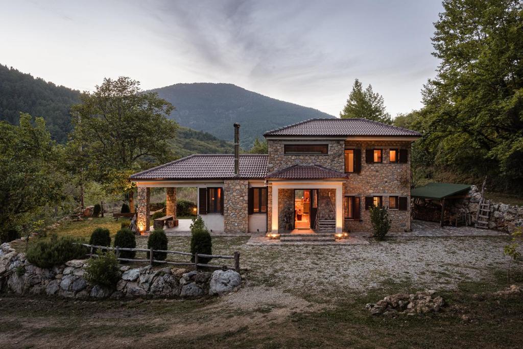 Hidden Stone Chalet, Zarouchla