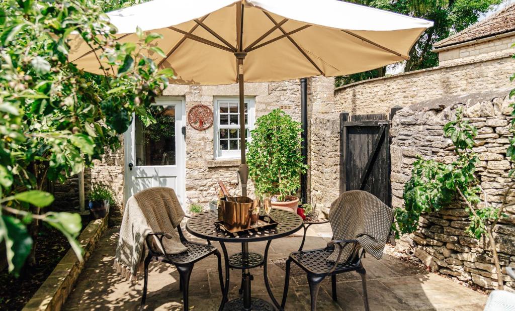 Delightful Cotswold Cottage for two, Log Burner, Garden & Dog Friendly, Northleach