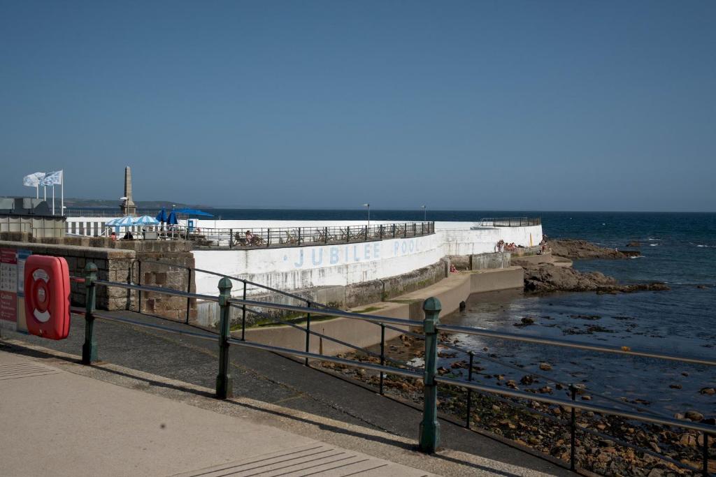 3 Bed Townhouse near Penzance Sea Front photo 7