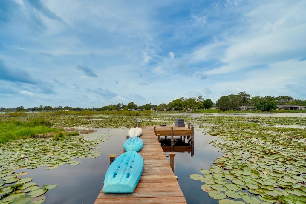 Lakefront Deltona Vacation Rental with Dock and Kayaks