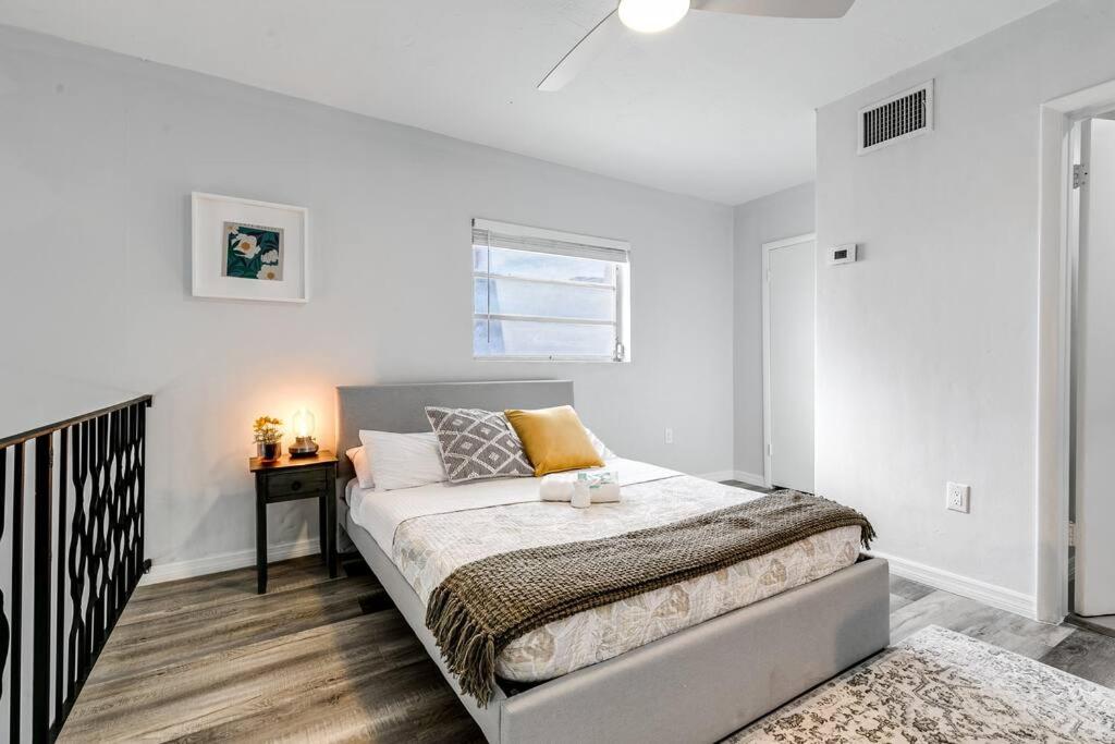 Mia Airport 1b Apt with desk Virg 9, Miami