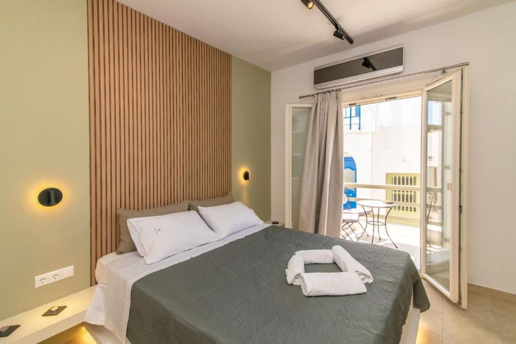 Fouulishouse 3, Tinos