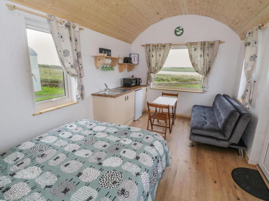 The Snuggly Sheep Shepherd Hut