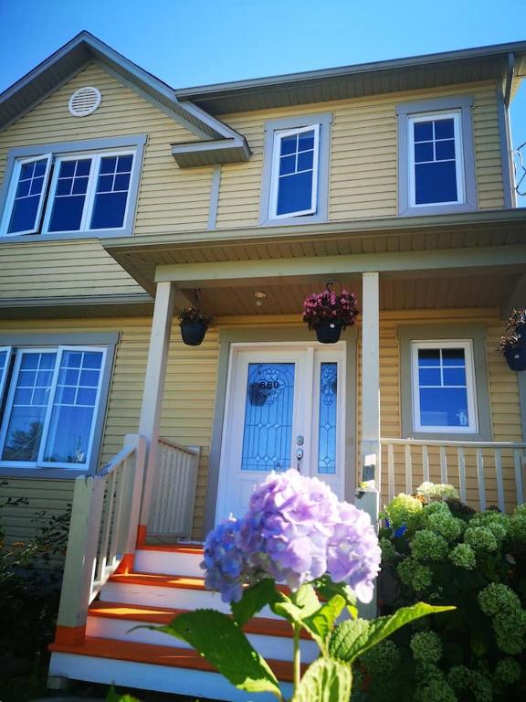 Maison chaleureuse, énergétique et florale, Sherbrooke