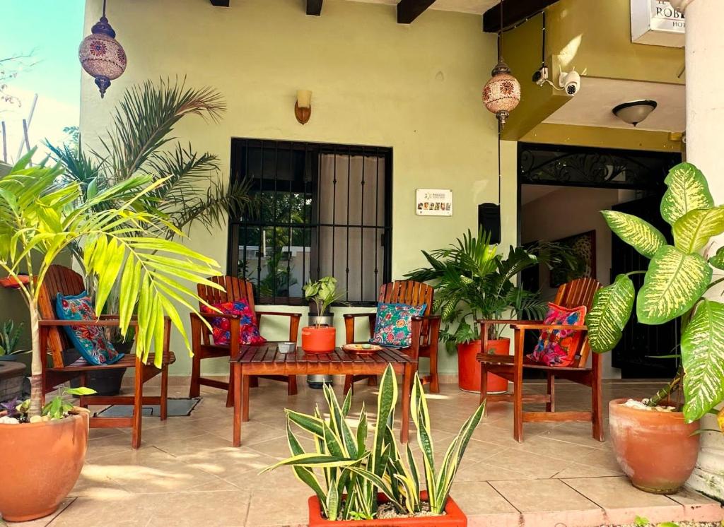 Exterior view, El Roble Hotel in Bacalar