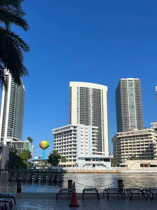 Chic Studio in Miami Sleeps 4, Full Bath, Great Vibe, Hallandale Beach