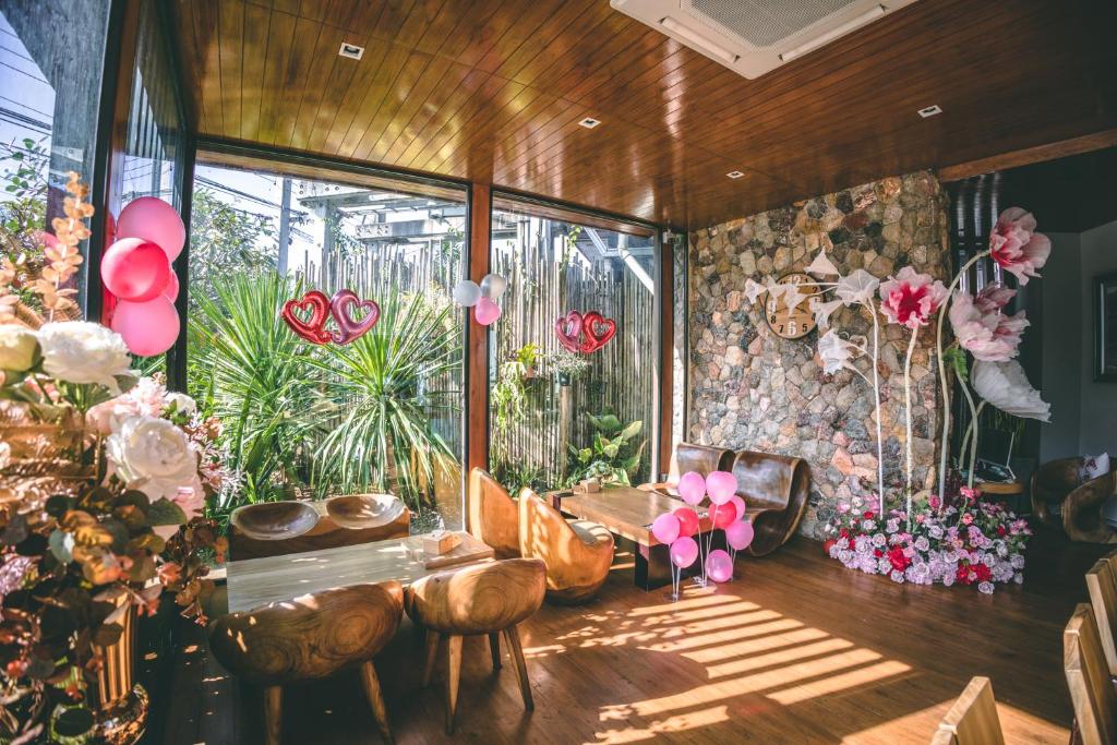 Shared lounge/TV area