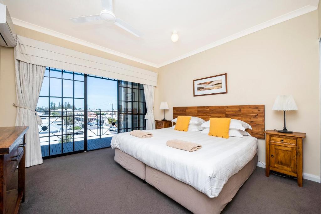 Ocean Sunsets - 2 bedroom converted warehouse apartment, Fremantle