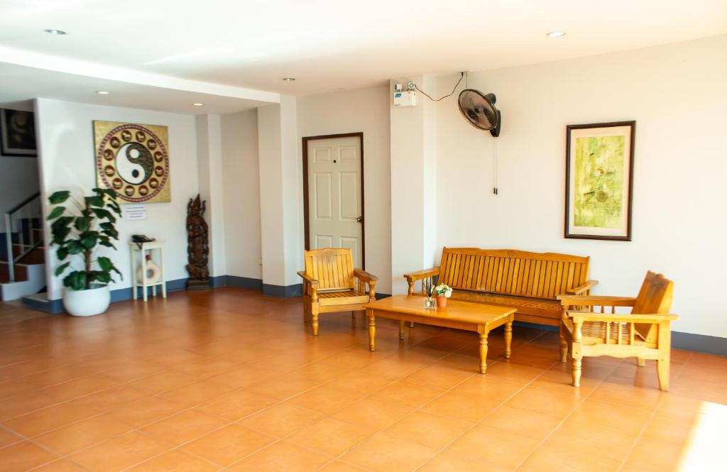 Shared lounge/TV area, Dengs Kamala GuestHouse in Phuket