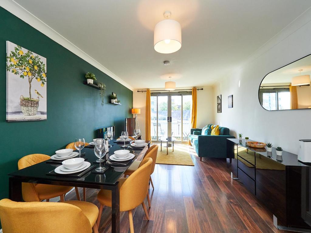 Cosy Emerald Suite - Two Story Duplex Apartment - Balcony - Contractors - Family - City Centre - Broadway Plaza - Five Ways - Sleeps 6, Birmingham