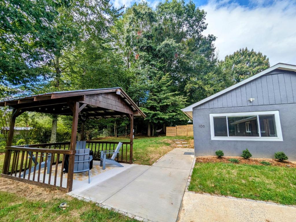Grovemont Guest House Cozy Xmas retreat with gazebo and fire pit close to Asheville