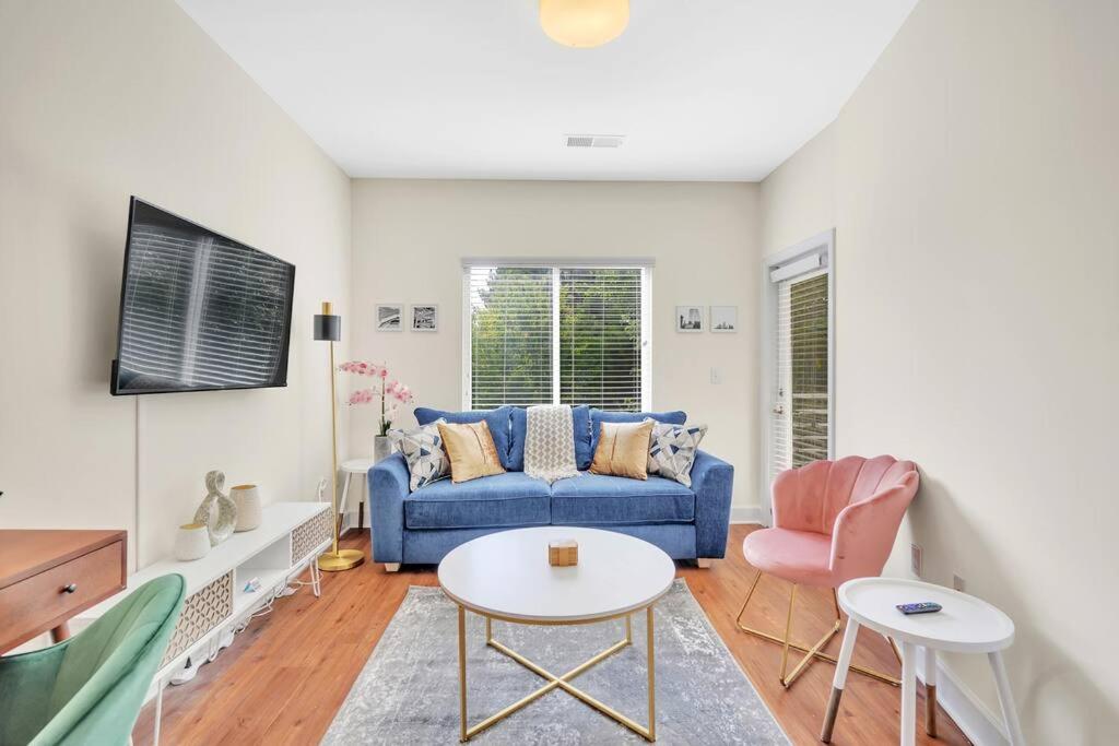 King Bed Studio - GREAT Walkability to Restaurants, Charlotte