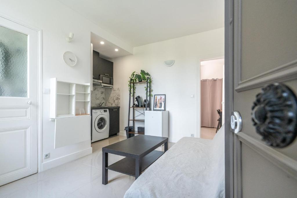 Cozy & modern Apartment next to M12 Front Populaire Apartment in