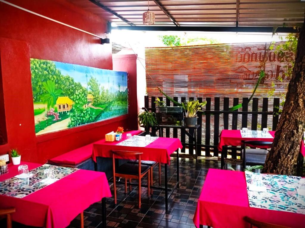 Dee-Dee's Guest House, Bed And Breakfast, Pakse