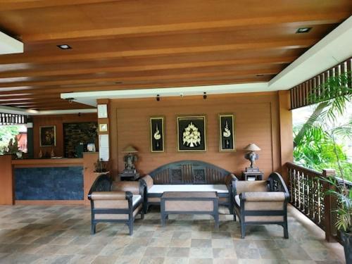 Shared lounge/TV area