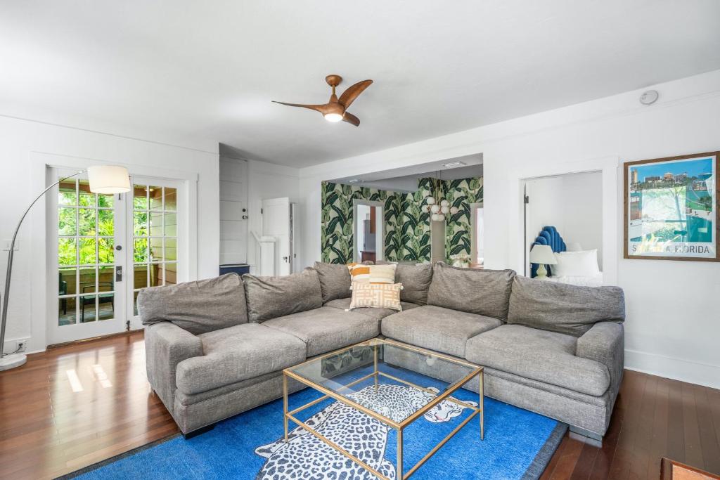 Julia Place, Sarasota