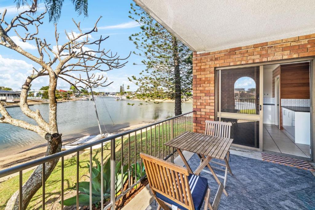 Anjuna, 2 bedroom apartment on canal, Mooloolaba
