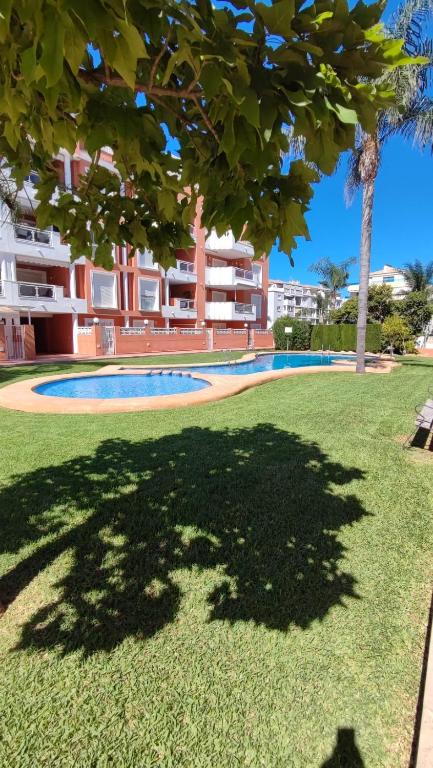 Apartamento planta baja con piscina - 2