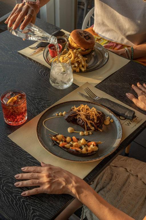 Comida y bebida