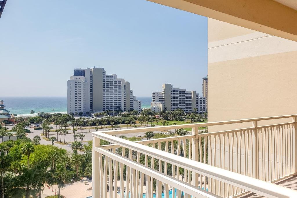 Luau 6701/6703, Destin