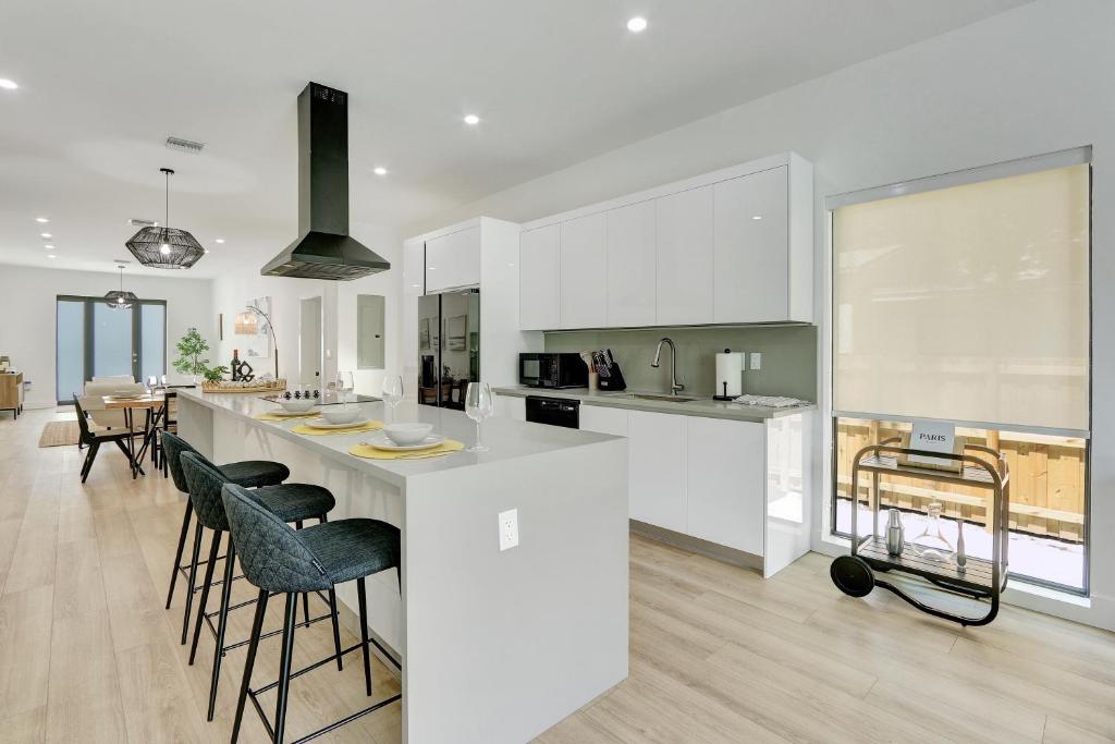 Radiance - Modern Design, Poolside Escape, Miami