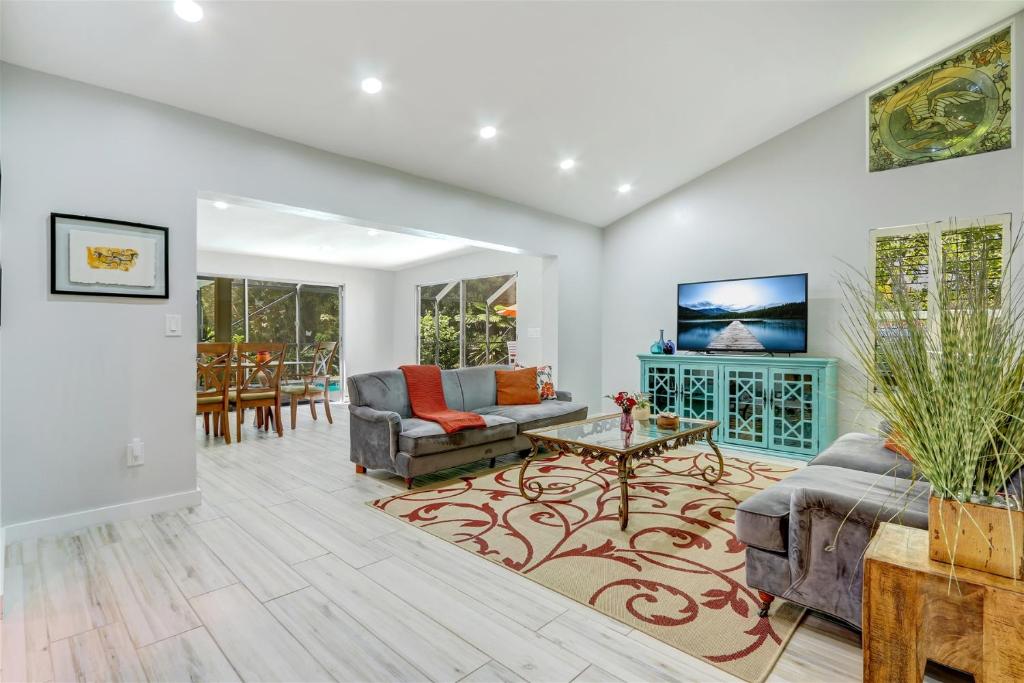 Lakefront, Pool, outdoor kitchen, lush garden, Naples