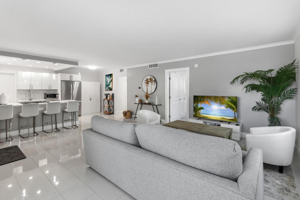 Expansive wiith pool access, 10 mins from Pompano Beach, Pompano Beach