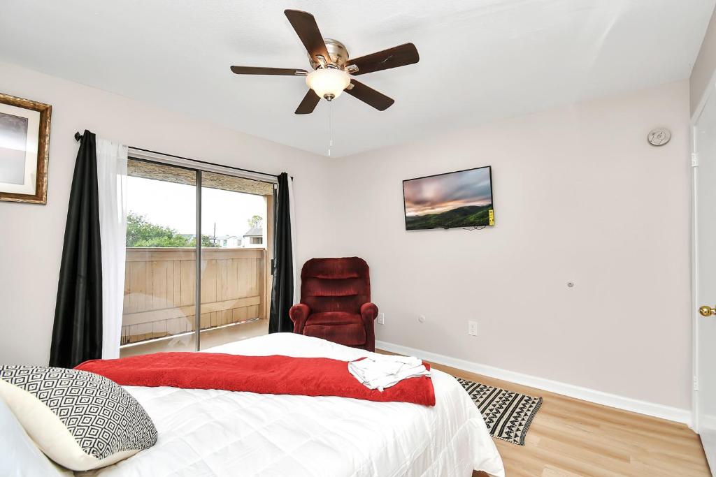 Queen Oasis Balcony Retreat Near NRG Stadium