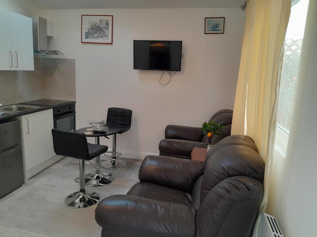 ND'S APARTMENT, Phibblestown