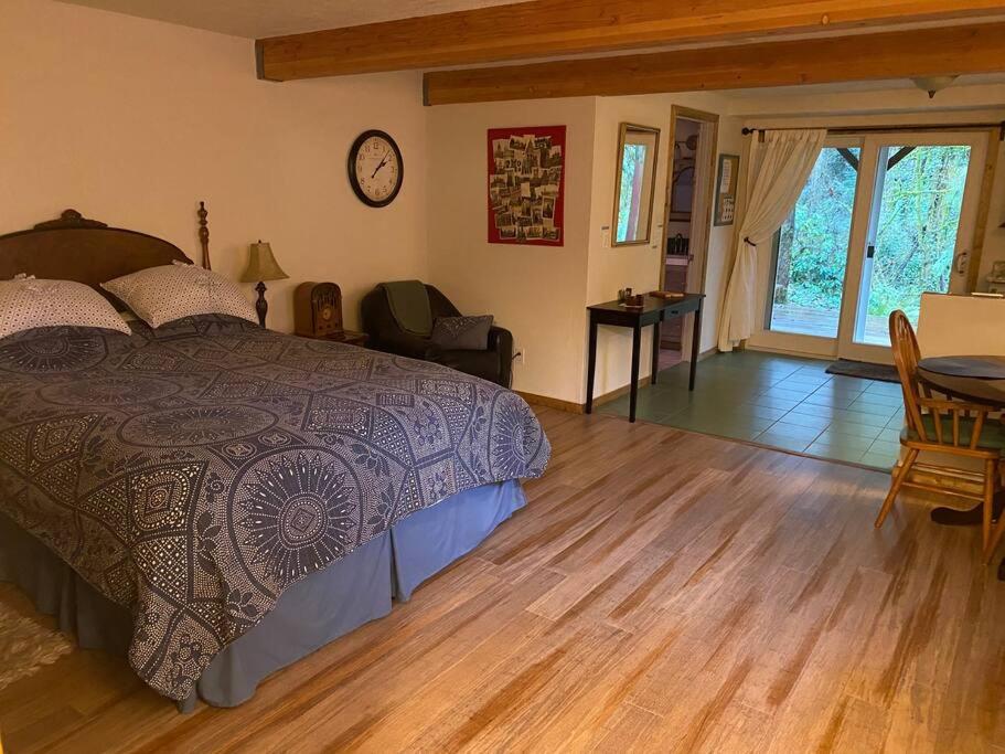 Serene Forest Retreat with Sauna, Close to Downtown