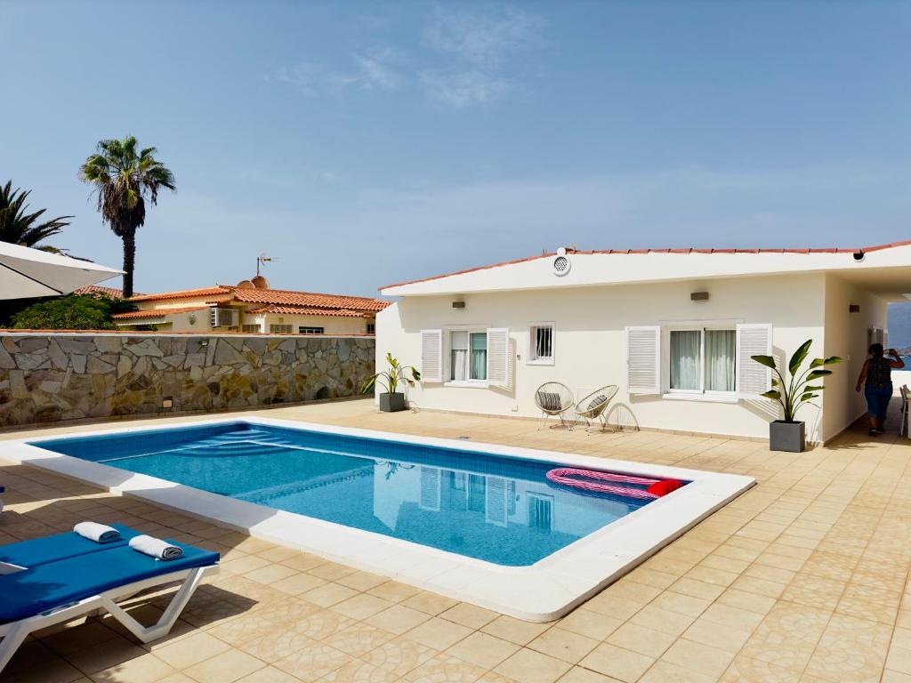 Beachfront Villa and pool, Puerto de Santiago