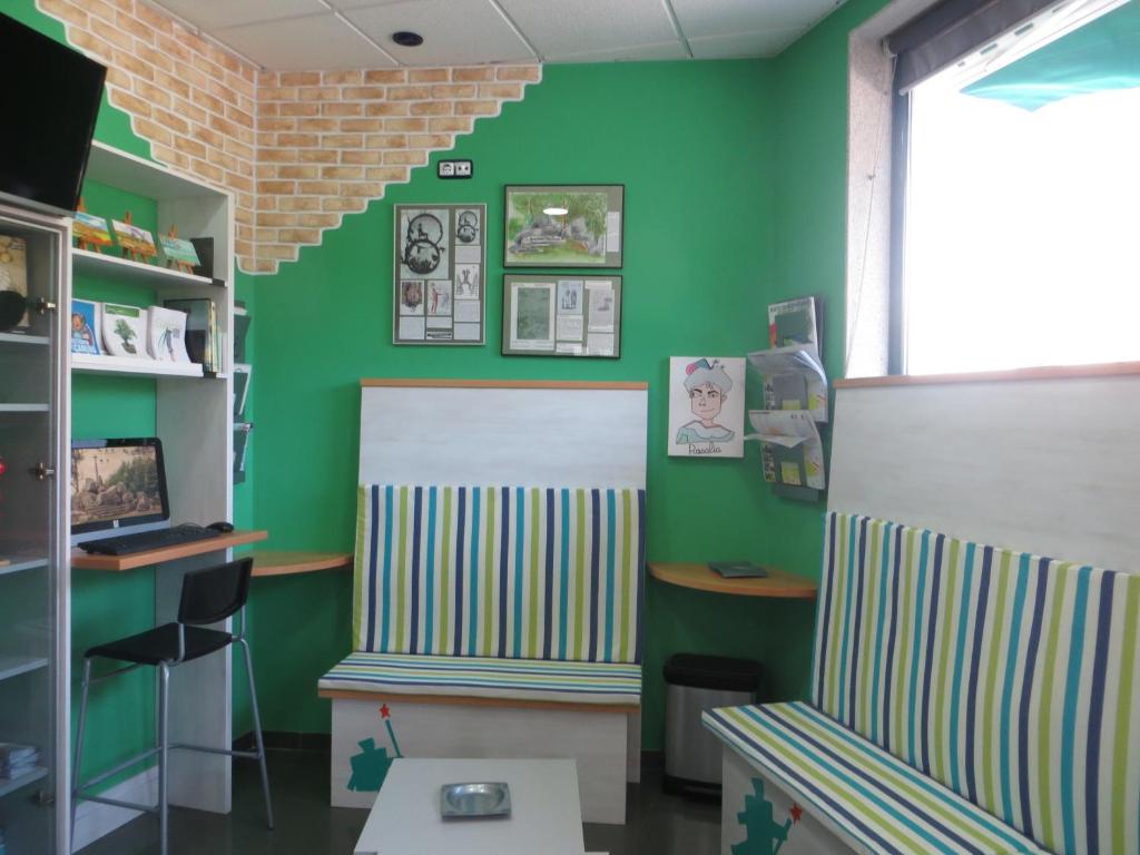 Shared lounge/TV area, Albergue Corredoiras in Padron