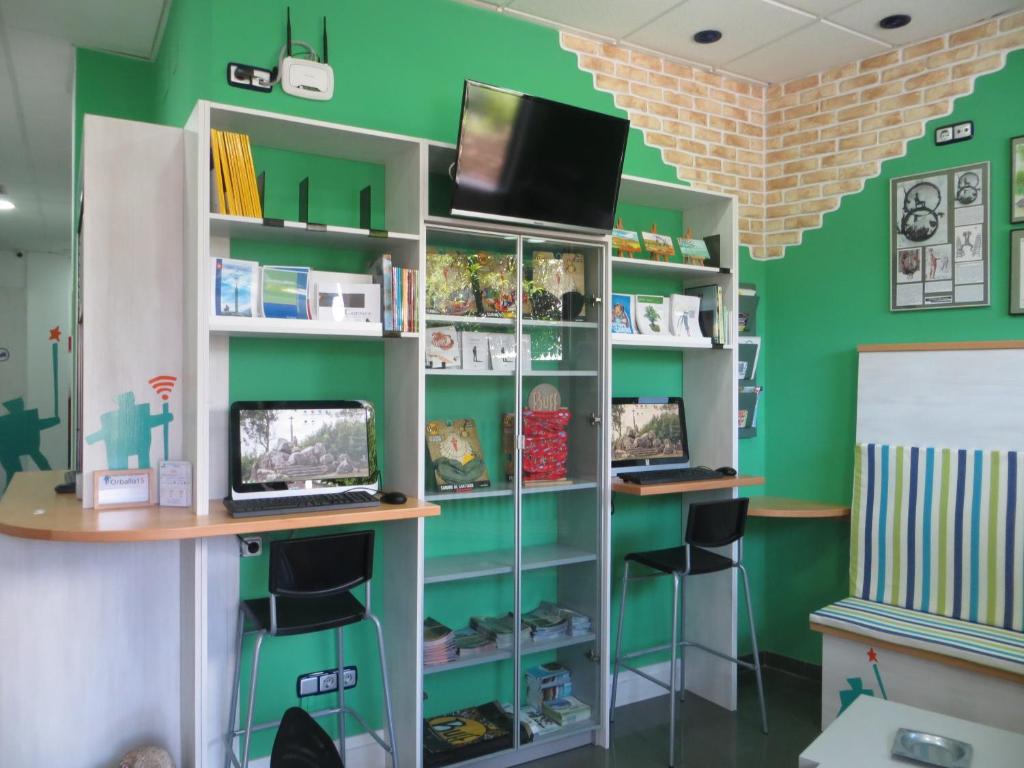 Shared lounge/TV area, Albergue Corredoiras in Padron