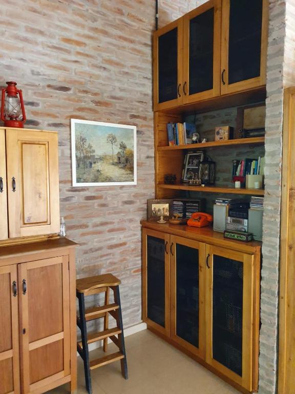 Dormitorio con baño privado, cocina y living compartido con pileta en country - 3