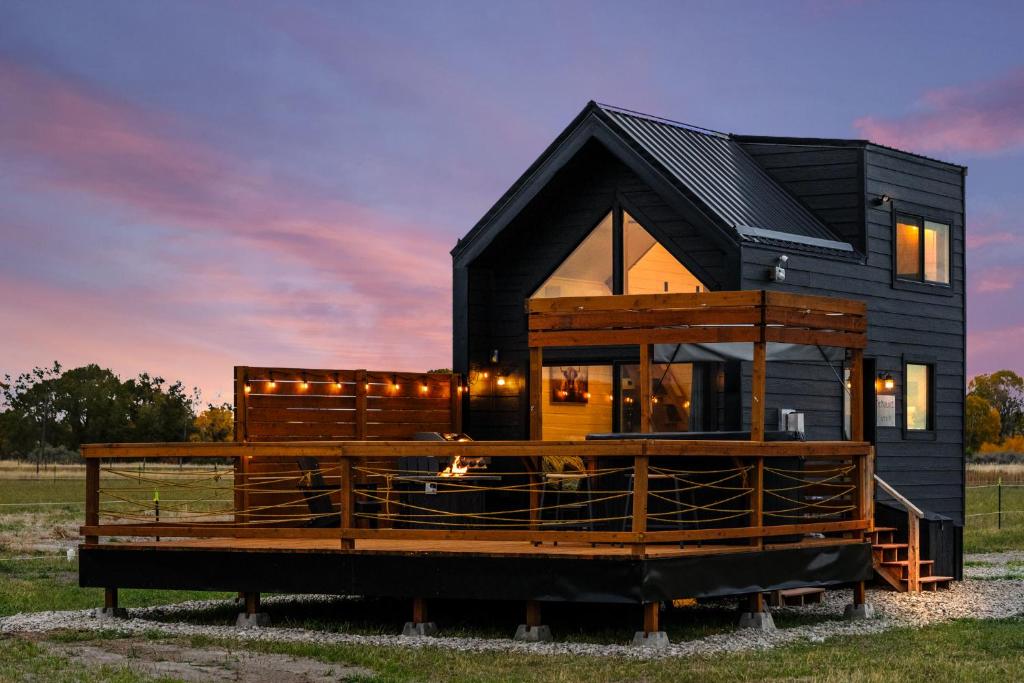 Modern Tiny Cabin, with Hot tub in Choteau MT, Choteau
