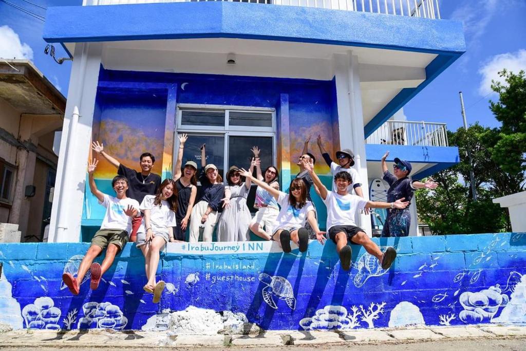 交流型ゲストハウス伊良部ジャーニーインIrabu Joureny INN#毎日みんなで夕食会#ゲストさんは20-30代が中心#海徒歩1分#空港車で5分#本格フィンランドサウナ付き#海と星と夕日が見える屋上あり, Mijakodžima