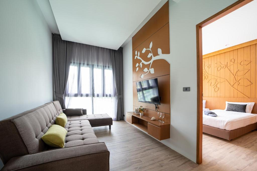 Shared lounge/TV area