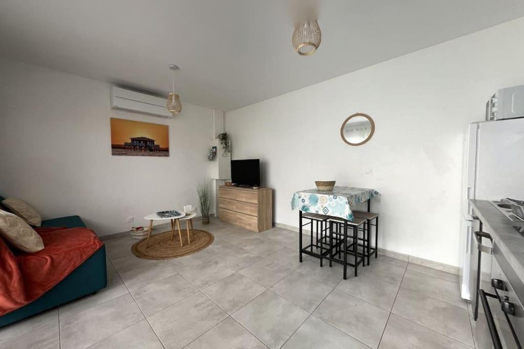 Studio tout confort + terrasse - 3
