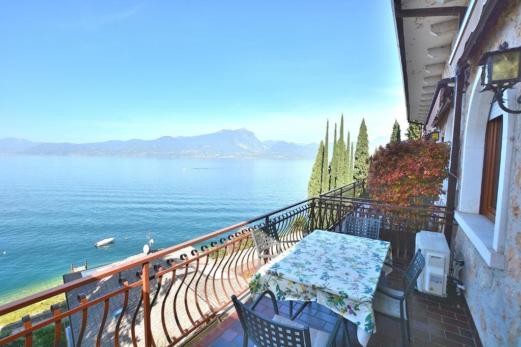 Leonardo Walsh Apartment With Lake View, Torri del Benaco