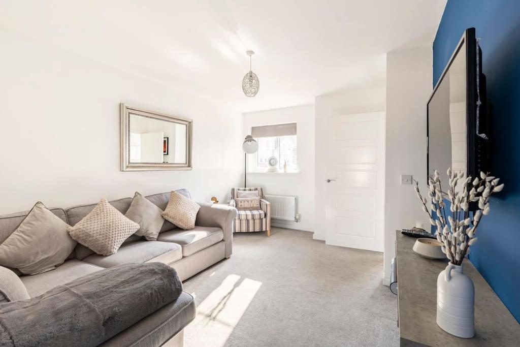 Entire Home in Swansea, near Swansea.dotcom Stadium, Sleeps 4, by Properties by O & G, Bon-y-maen