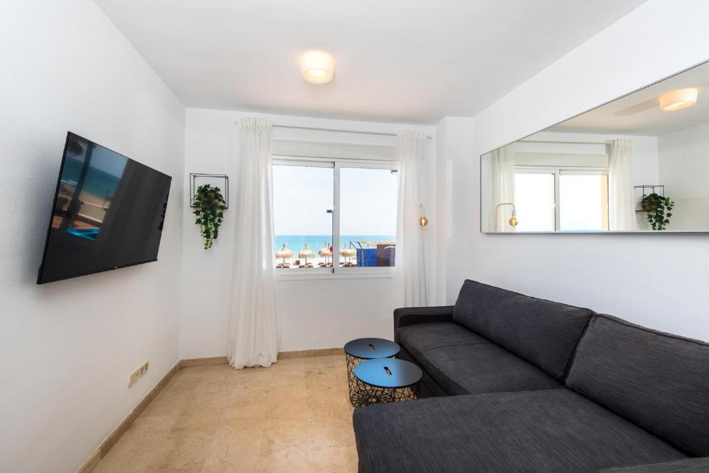 Madeinterranean Beach- Higueron Front Line Apartment - 2